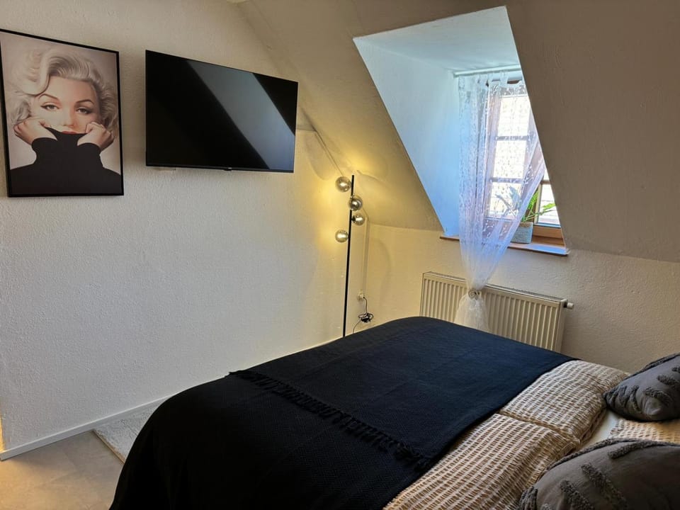 Bed, TV and multimedia, Bedroom