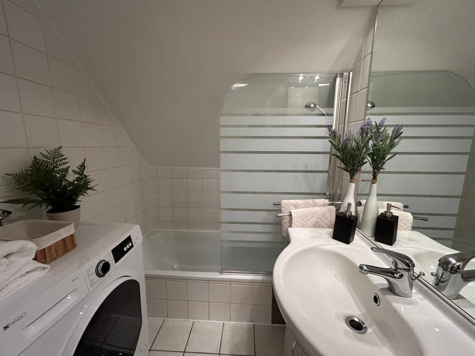 Bathroom, Bath, towels, washing machine