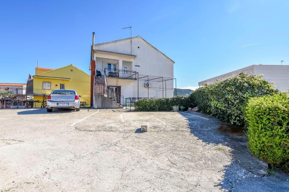 Property building, Facade/entrance, Day, Neighbourhood, Street view, Location, Parking