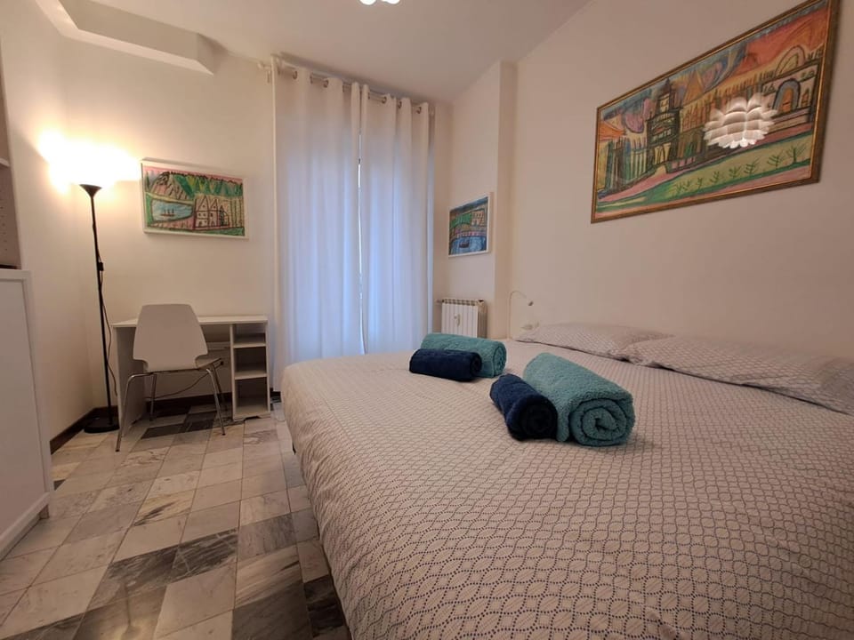 Bed, Photo of the whole room, Seating area, Bedroom