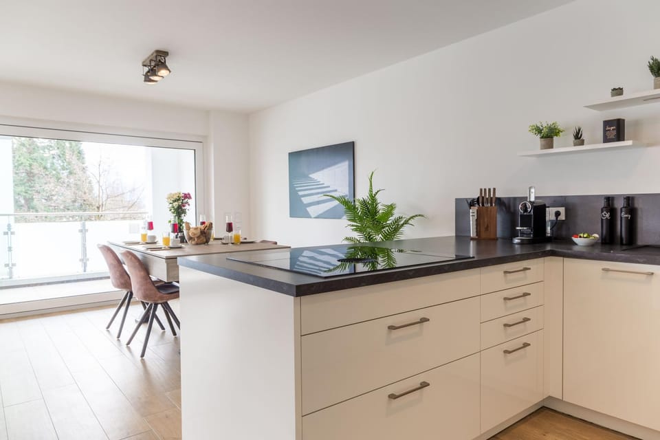 Coffee/tea facilities, Kitchen or kitchenette, Dining area, stove