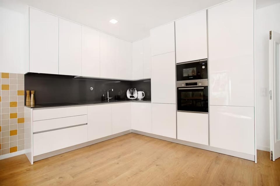 Kitchen or kitchenette, dishwasher, stove