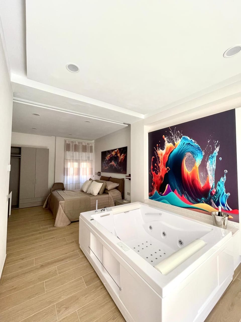 Photo of the whole room, Decorative detail