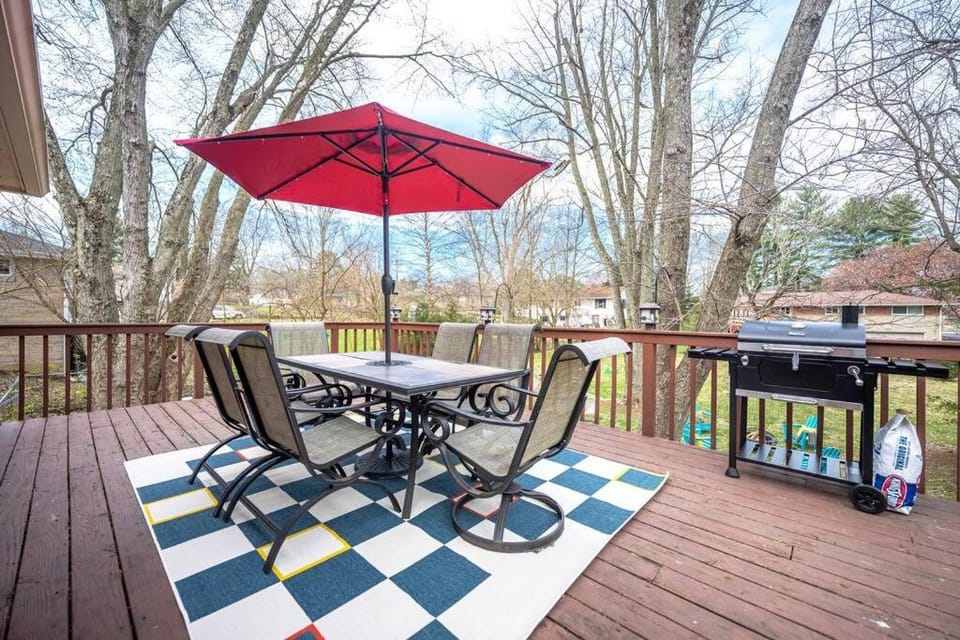 10mins to IUB: 4bd - Karaoke - Pickleball House in Bloomington