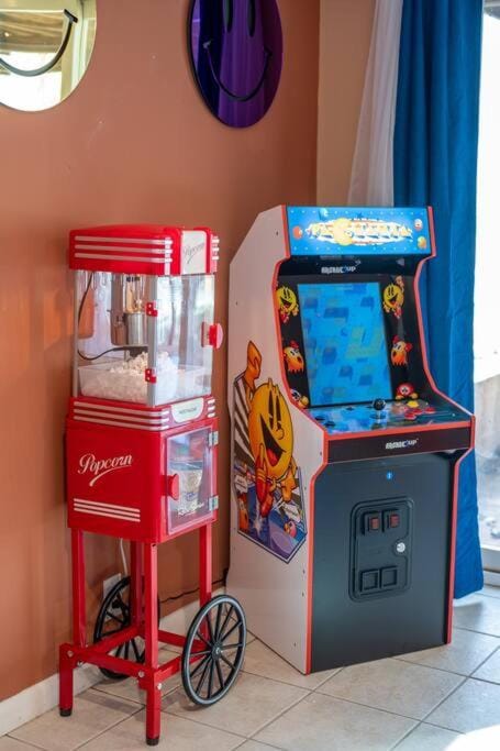 10mins to IUB: 4bd - Karaoke - Pickleball House in Bloomington