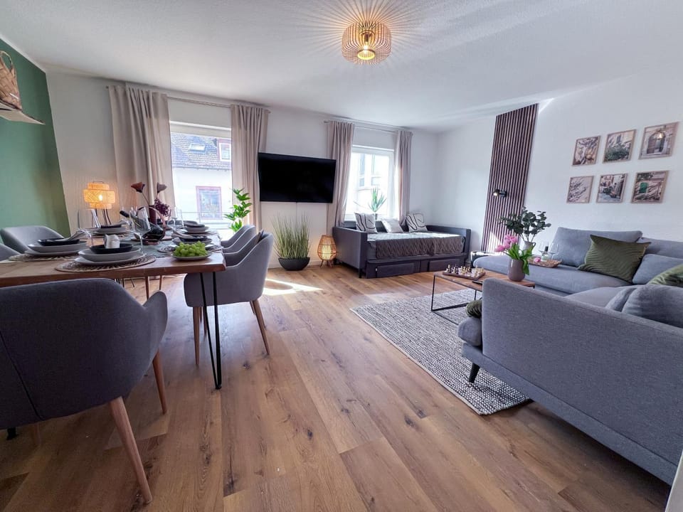 Communal lounge/ TV room, TV and multimedia, Living room, Seating area, Dining area, Evening entertainment