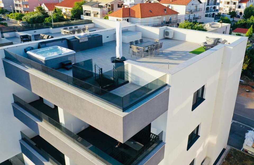 Property building, Bird's eye view, Hot Tub, Balcony/Terrace