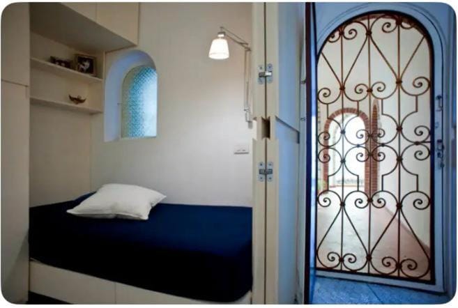 Photo of the whole room, Bedroom, wardrobe