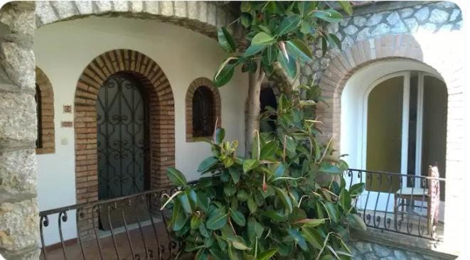 Patio, Day, Balcony/Terrace