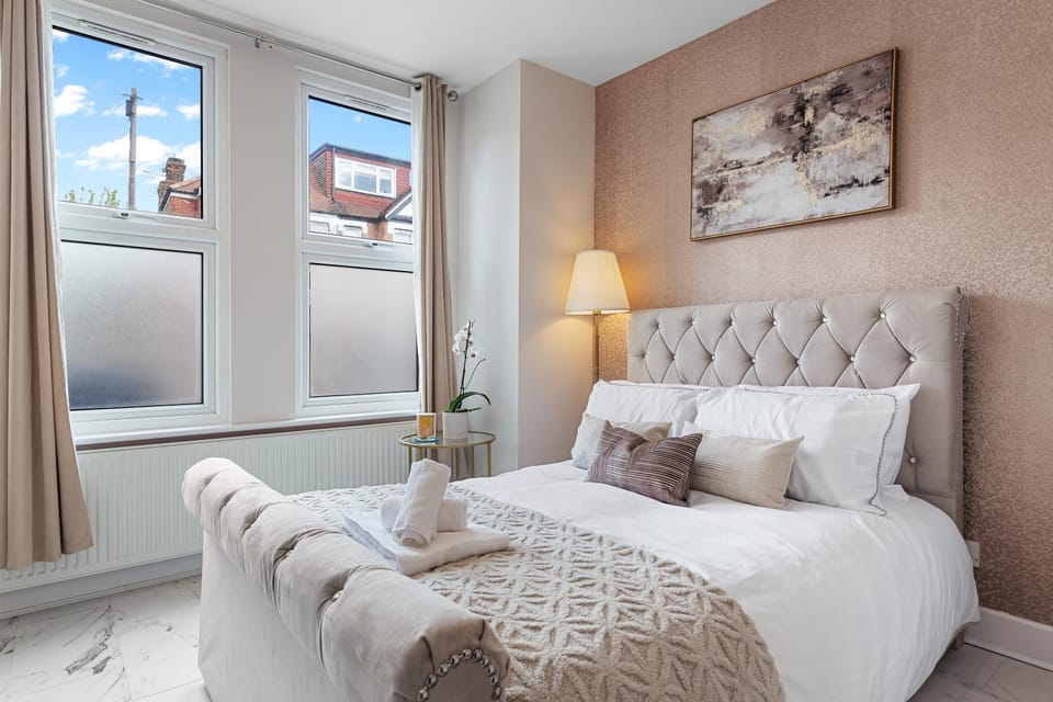 Elegant Oasis - 2 Bed - Garden - 65 inch TV & Netflix Apartment in London Borough of Ealing