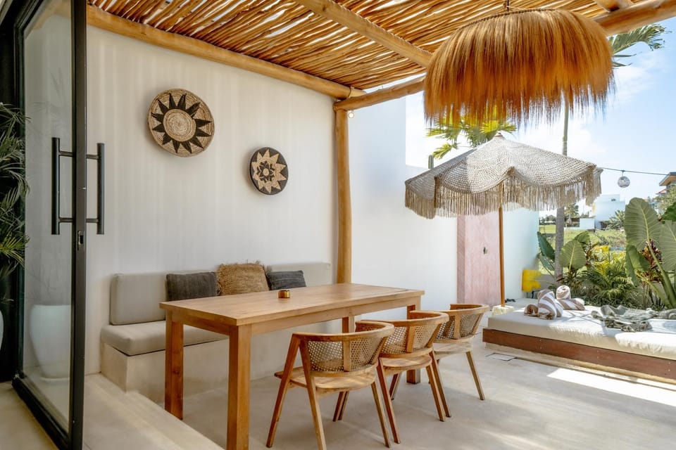 Seating area, Dining area