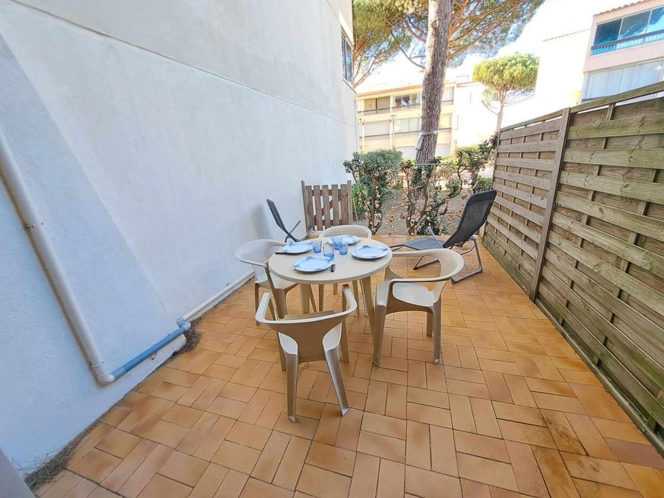 Studio en Rez-de-Chaussée avec Terrasse Spacieuse et Parking Privé à Marseillan - FR-1-326-814 Apartment in Marseillan