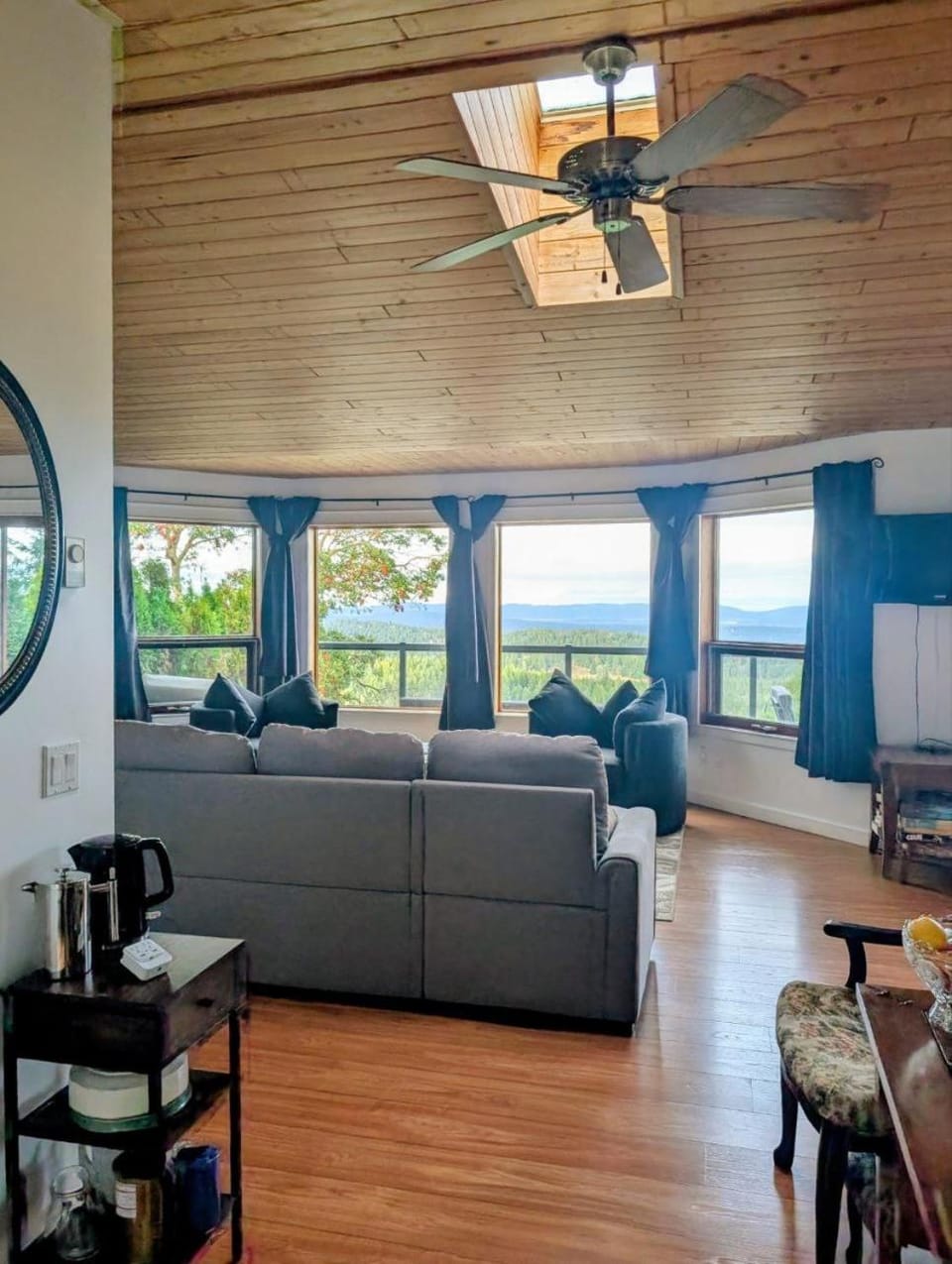 Natural landscape, TV and multimedia, Living room, Seating area, Dining area