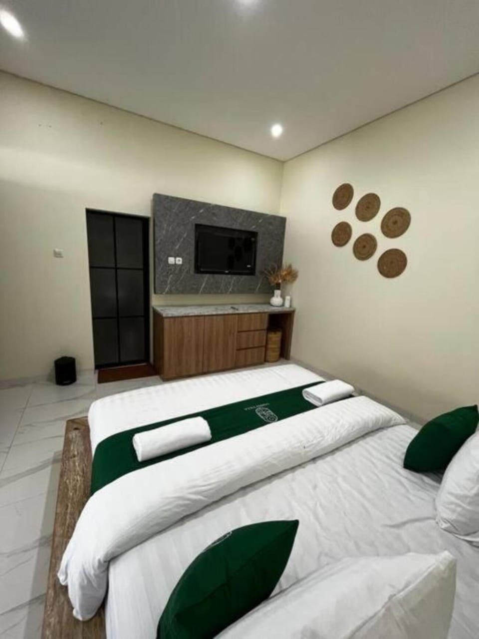 Bed, TV and multimedia, Photo of the whole room, Bedroom