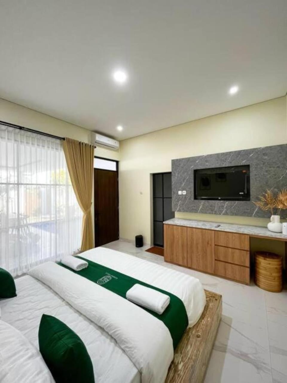 TV and multimedia, Photo of the whole room, Bedroom, towels, air conditioner