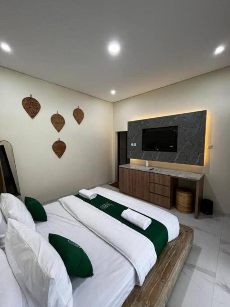 Bed, TV and multimedia, Photo of the whole room, Bedroom