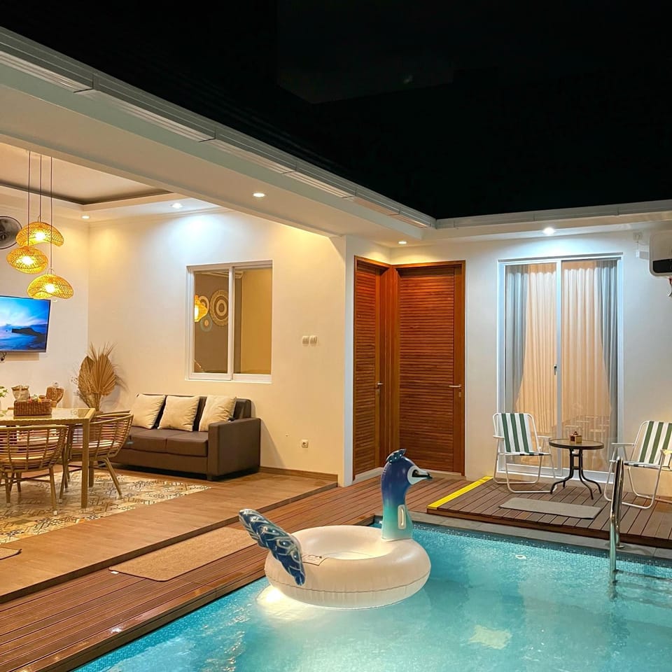 Property building, Night, TV and multimedia, Living room, Seating area, Pool view, Swimming pool