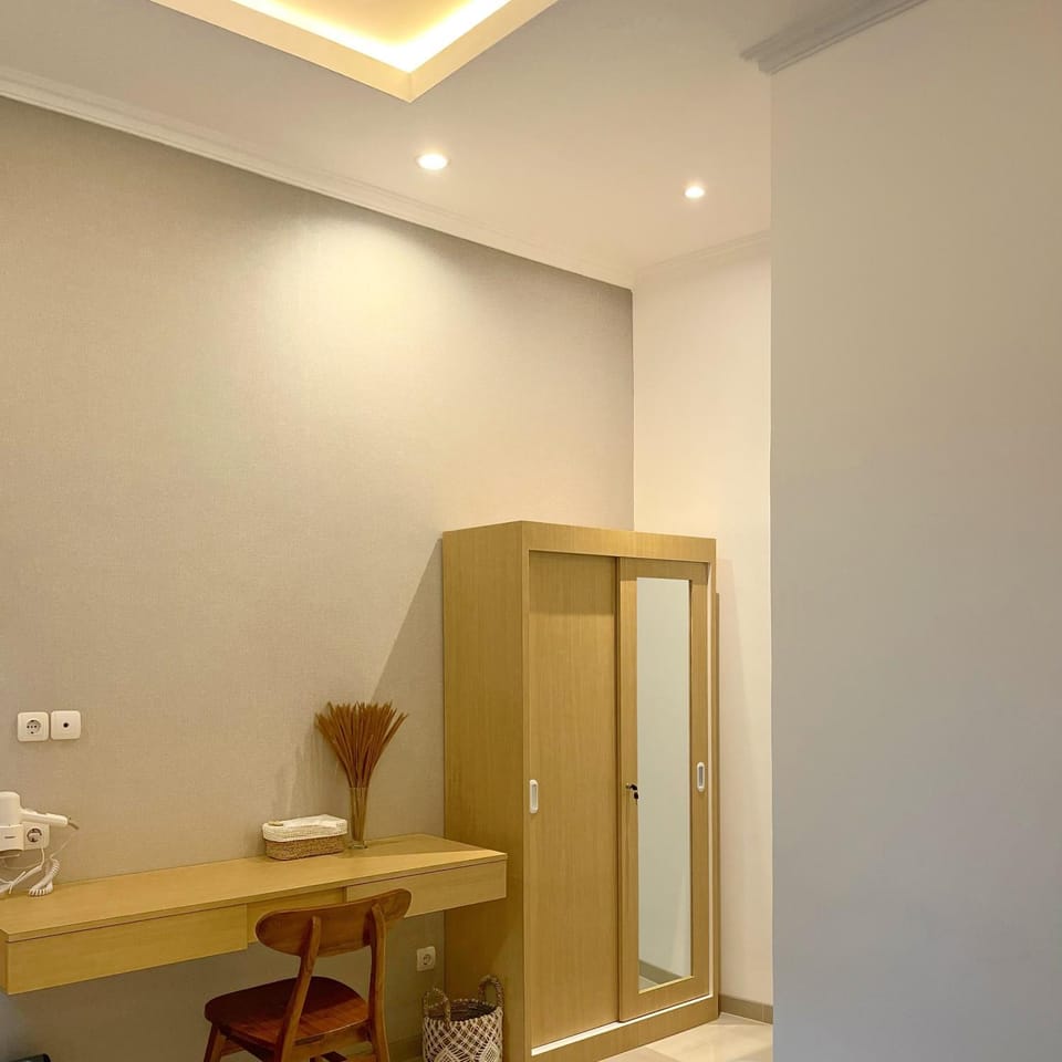 Kitchen or kitchenette, Dining area, wardrobe