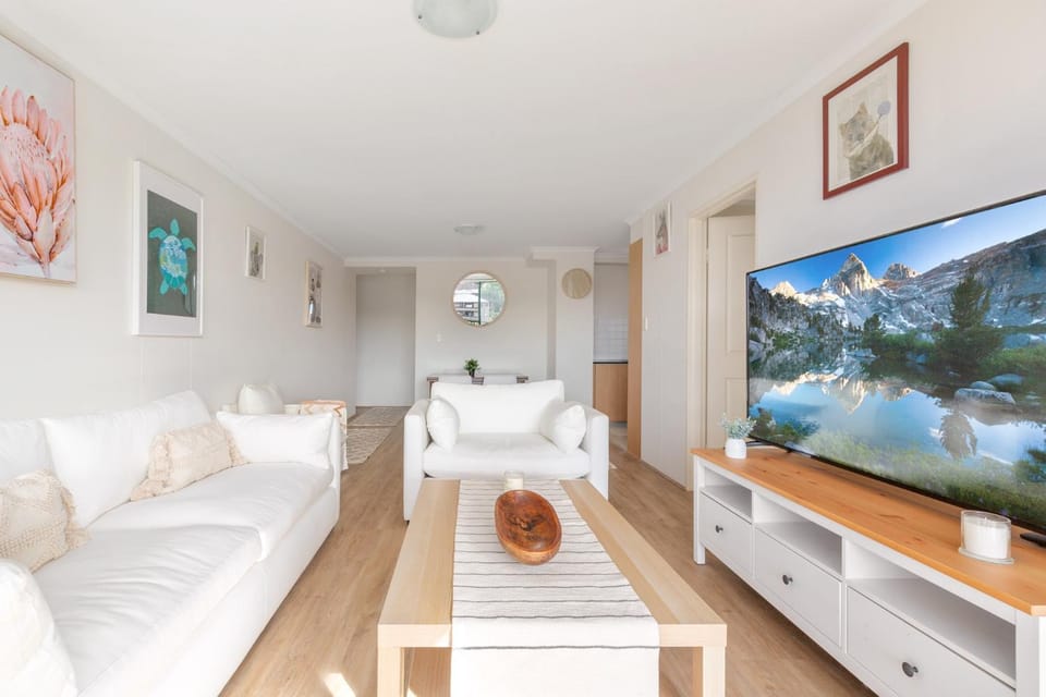 Spacious 3-Bed with Alfresco Dining by Amenities Apartment in Kensington