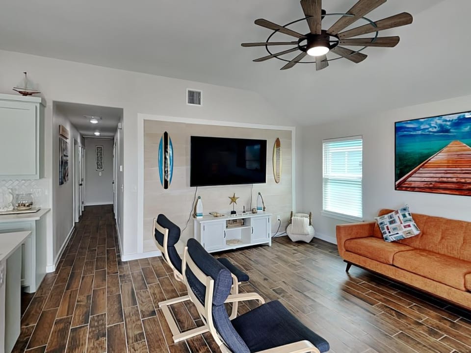 TV and multimedia, Living room, Seating area, furniture, air conditioner