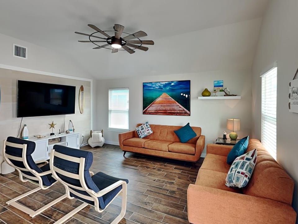 TV and multimedia, Living room, Seating area, furniture, air conditioner