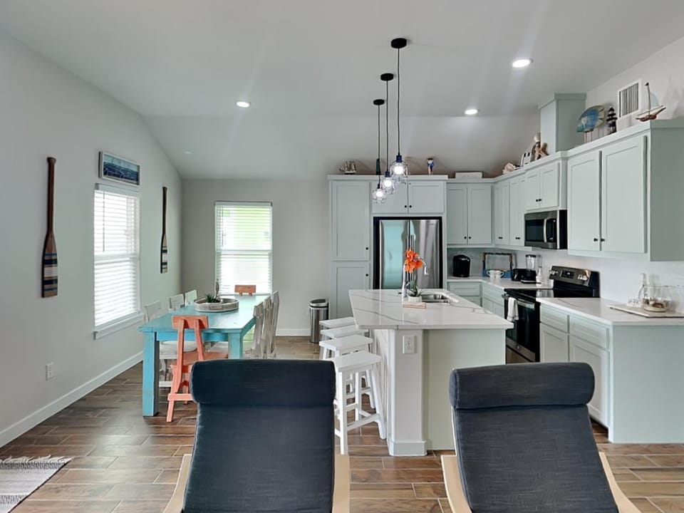 Kitchen or kitchenette, Seating area, Dining area, furniture, microwave, oven, stove