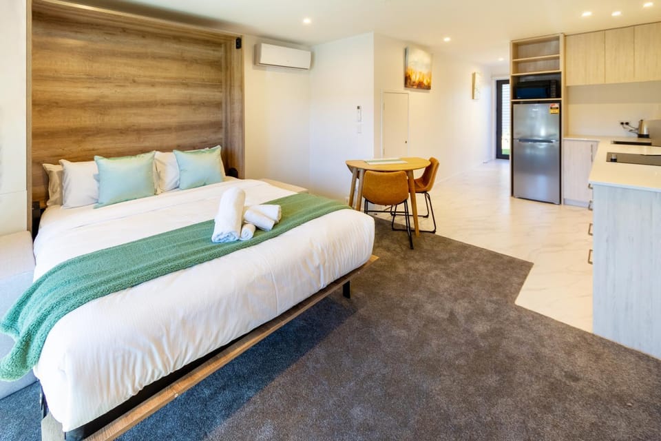 Facade/entrance, Bed, Kitchen or kitchenette, Photo of the whole room, Decorative detail, Dining area, towels