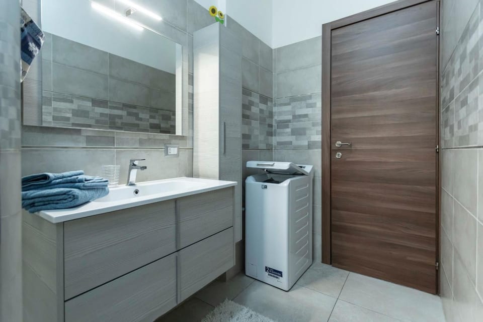 Bathroom, towels, washing machine