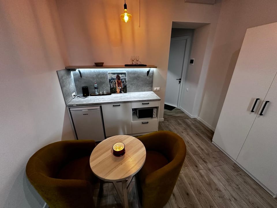 Coffee/tea facilities, Kitchen or kitchenette, wardrobe