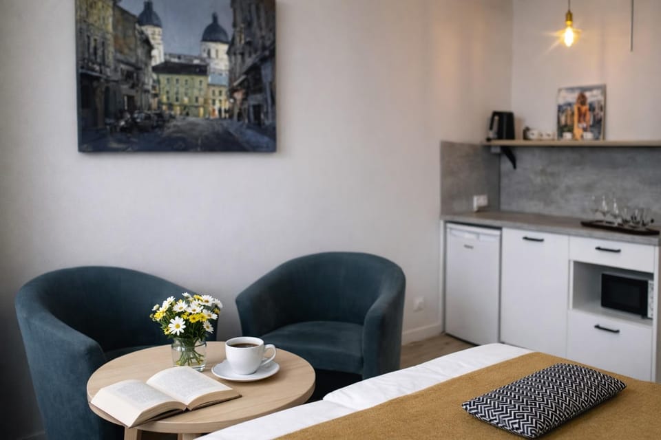 Kitchen or kitchenette, Seating area, Dining area