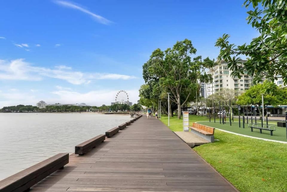 Seven at Aquarius - Coral Sea Views near the Lagoon Apartment in Cairns