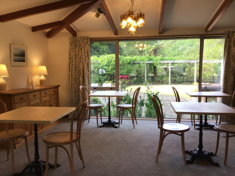 Restaurant/places to eat, Dining area