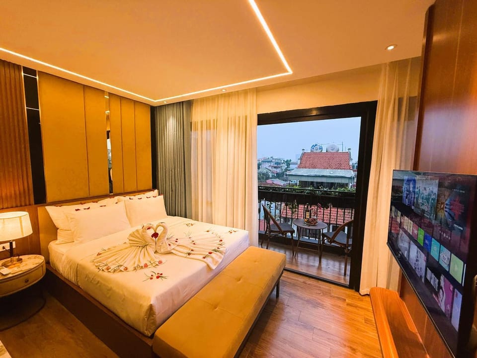 Property building, Communal lounge/ TV room, Bed, TV and multimedia, Living room, Photo of the whole room, Seating area, Evening entertainment, Bedroom