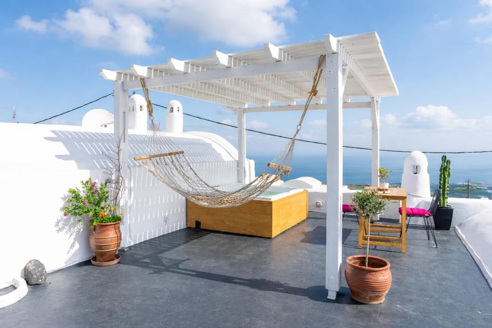 Dome suite,hot tub,sea view in Firostefani! Apartment in Thera