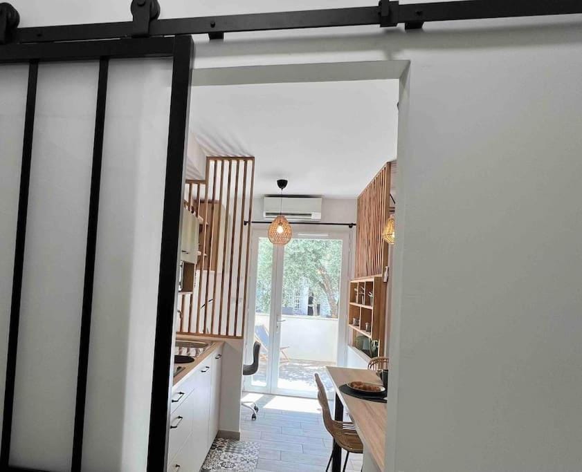 Balcony/Terrace, Dining area, air conditioner