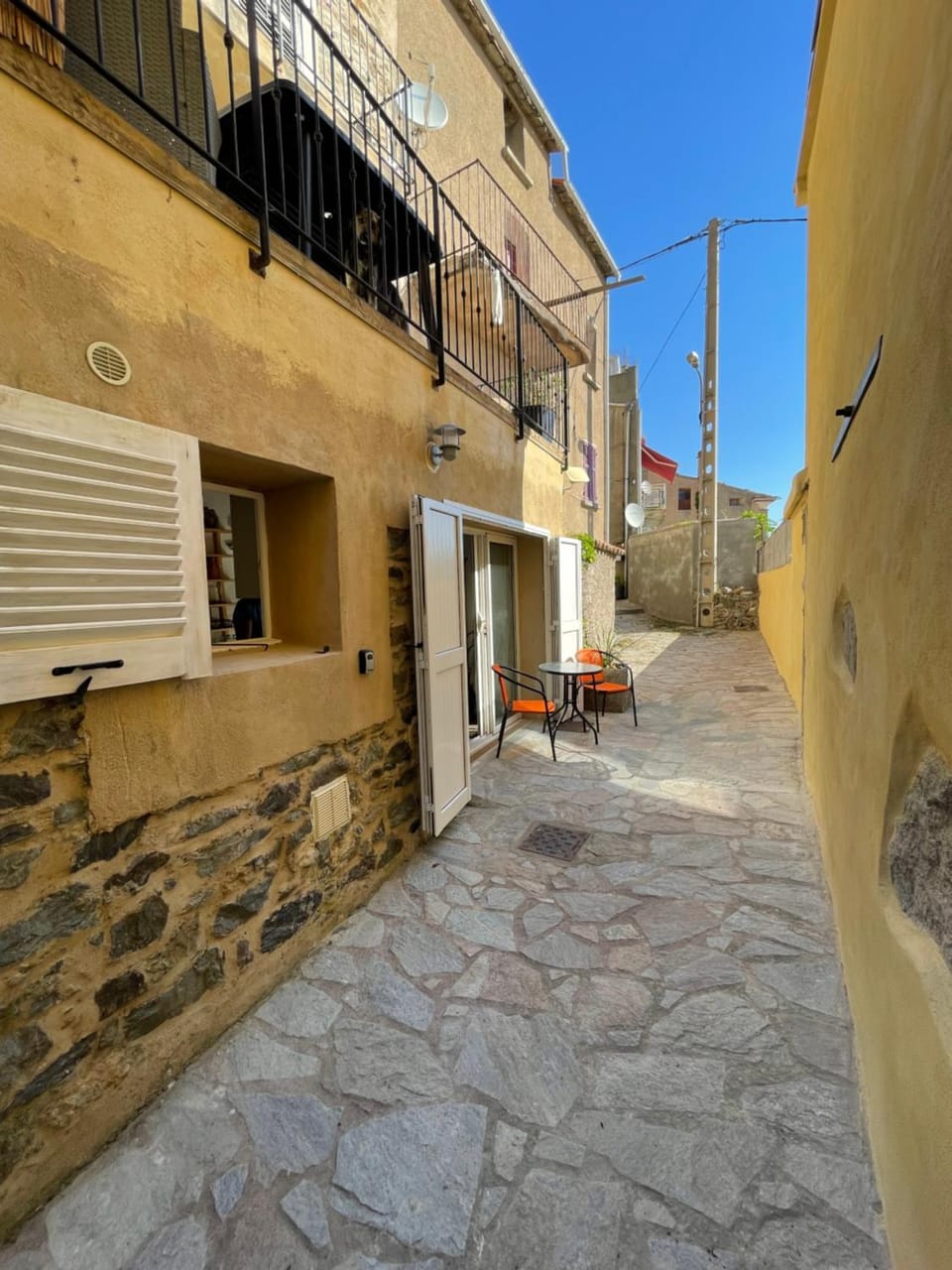 Property building, Patio, Neighbourhood, Balcony/Terrace, Street view