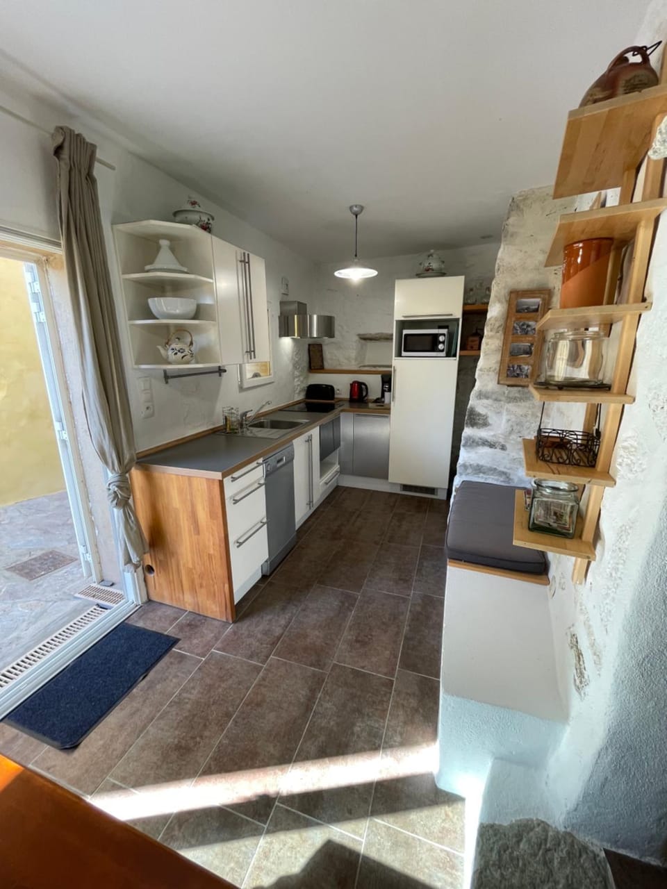 Kitchen or kitchenette, Dining area, minibar, oven, stove