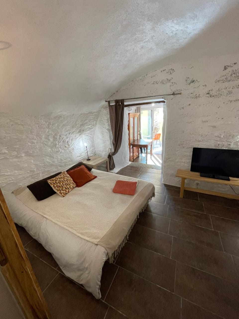 Bed, TV and multimedia, Photo of the whole room, Bedroom