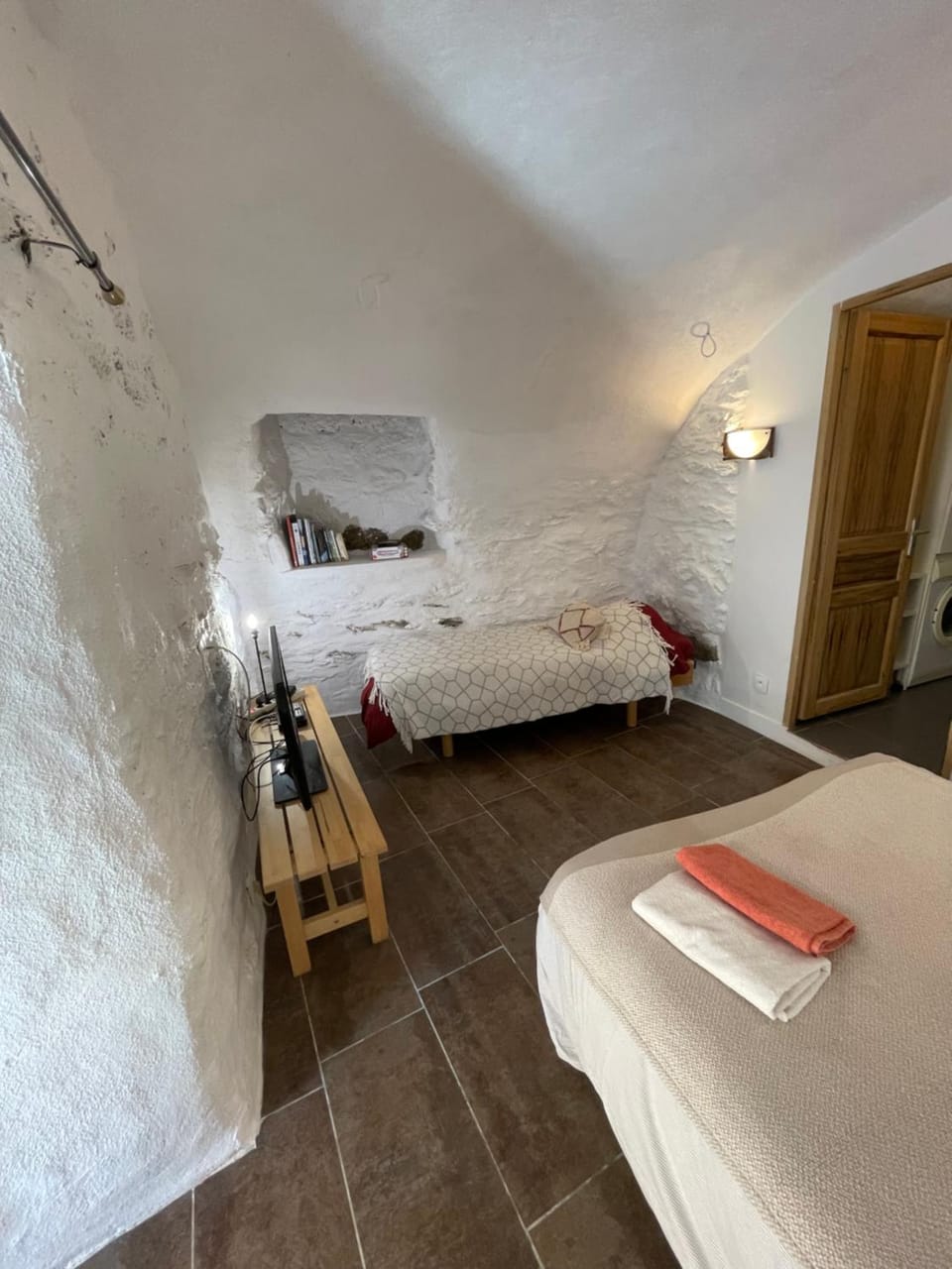 Photo of the whole room, Bedroom, towels