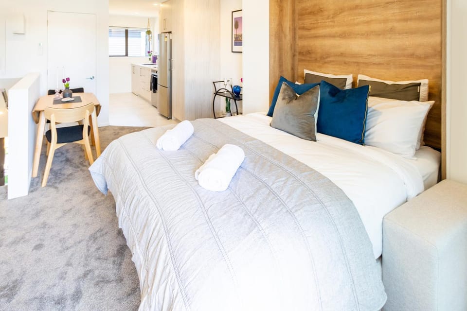 Bed, Kitchen or kitchenette, Photo of the whole room, Decorative detail, Dining area, hair dresser, towels