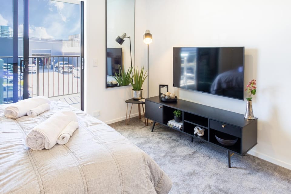 Bed, TV and multimedia, View (from property/room), Balcony/Terrace, Decorative detail, Street view, towels