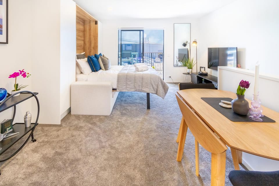 Bed, TV and multimedia, View (from property/room), Photo of the whole room, Decorative detail, Dining area, hair dresser, towels