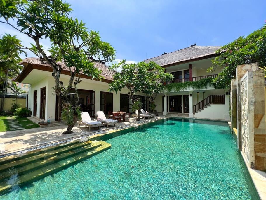 5-BR Villa in Sanur mins walk to the beach and central Sanur Villa in Denpasar