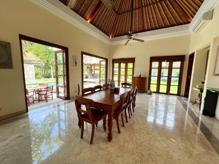 5-BR Villa in Sanur mins walk to the beach and central Sanur Villa in Denpasar