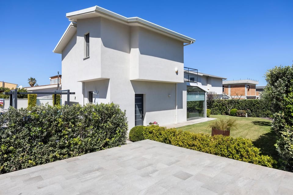 Property building, Garden, Parking