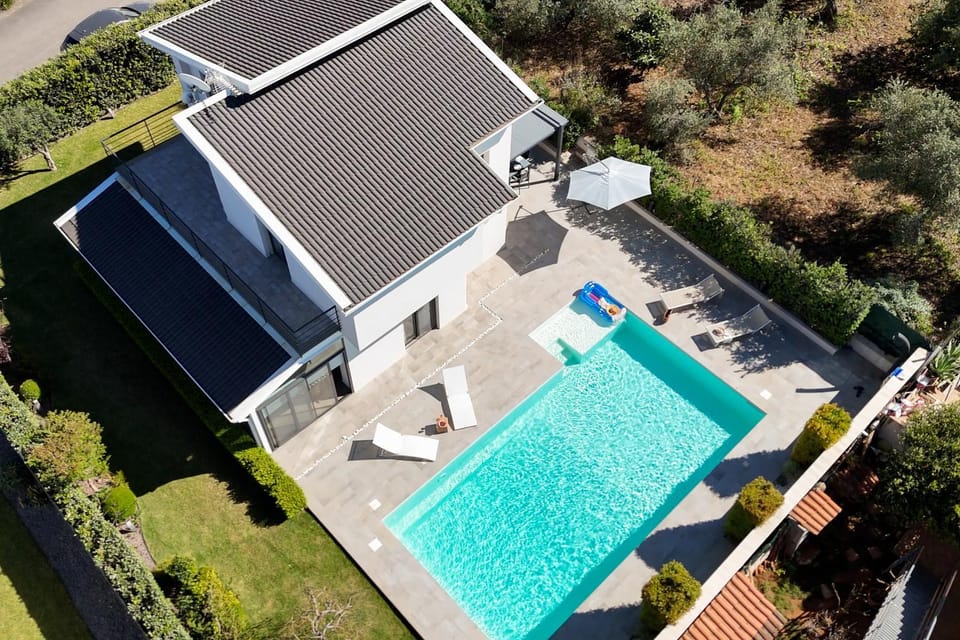 Property building, Bird's eye view, Garden, Swimming pool
