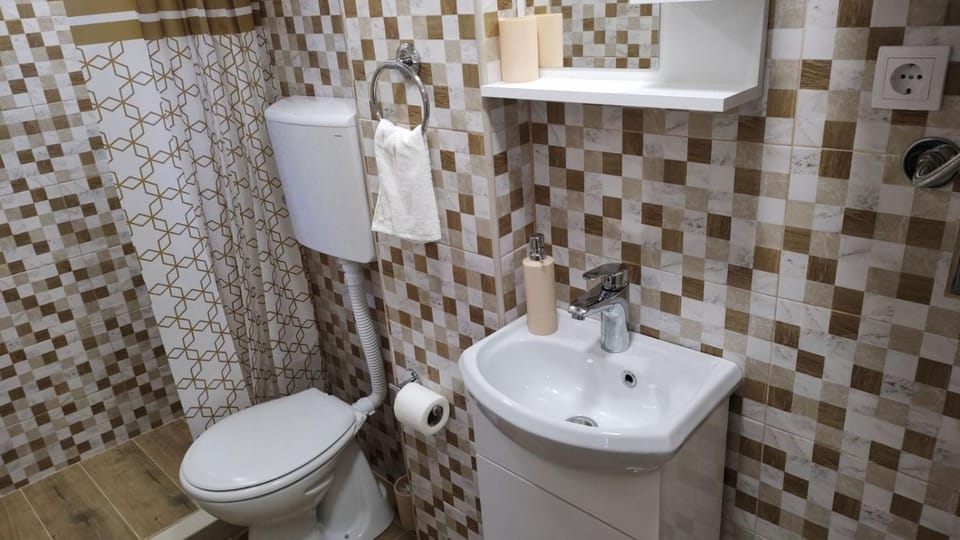 Shower, Toilet, Bathroom