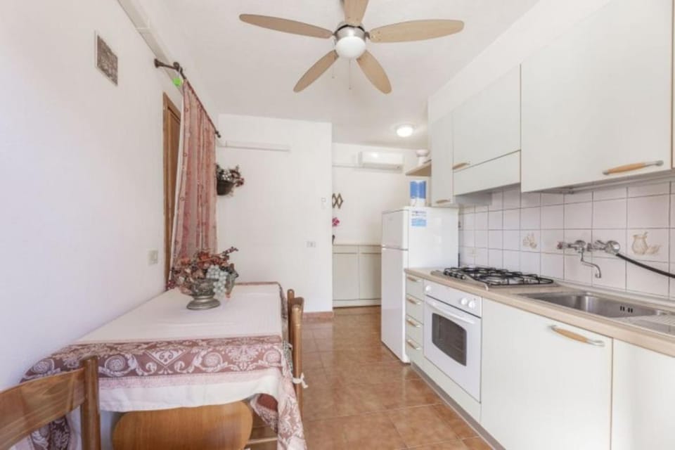 Kitchen or kitchenette, Dining area, oven, stove