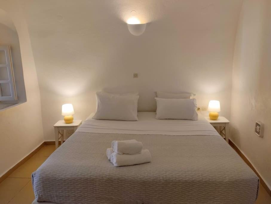 ROCK CAVE HOUSE House in Oia