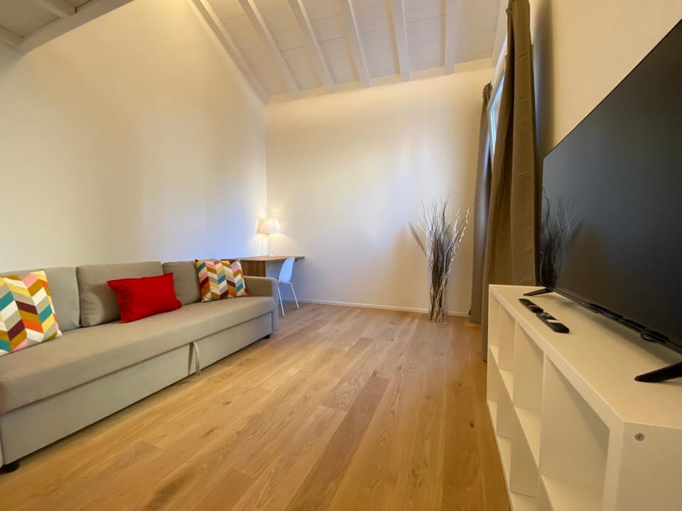 TV and multimedia, Living room, Seating area, Evening entertainment